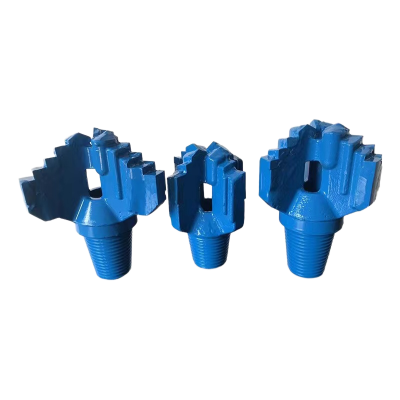 Trépan de forage à traînée étagée